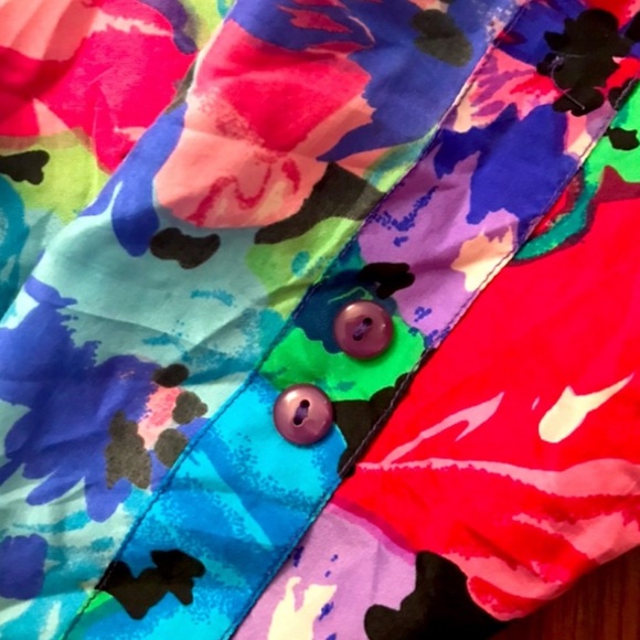 Beautiful multi coloured Vintage short sleeve 100% silk blouse - Picture 3 of 3